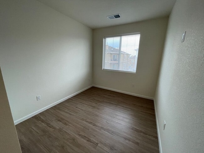 Building Photo - 2 Bedroom Condo in Great Pine Creek Area Location