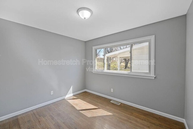 Building Photo - 250 Coteau Ln