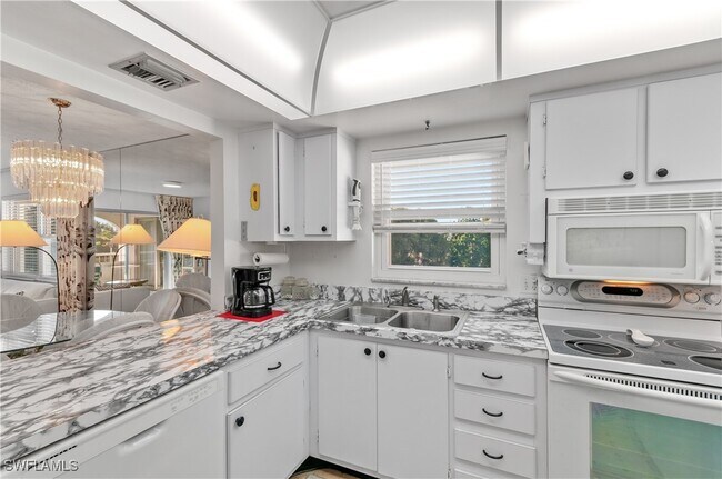 Building Photo - 5 High Point Cir W