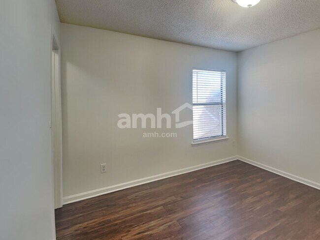 Building Photo - 3753 Woodbriar Dr