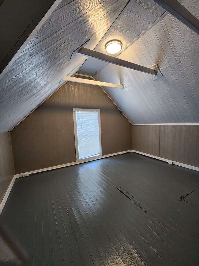 Building Photo - 4 Bedroom 1 bath