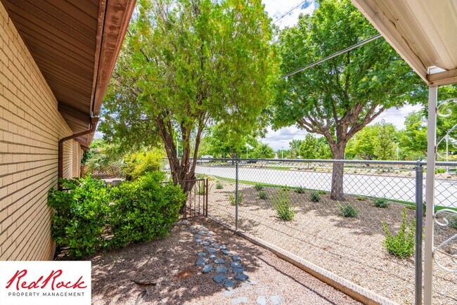 Building Photo - 3 Bedroom End Unit Home in Downtown St. Ge...