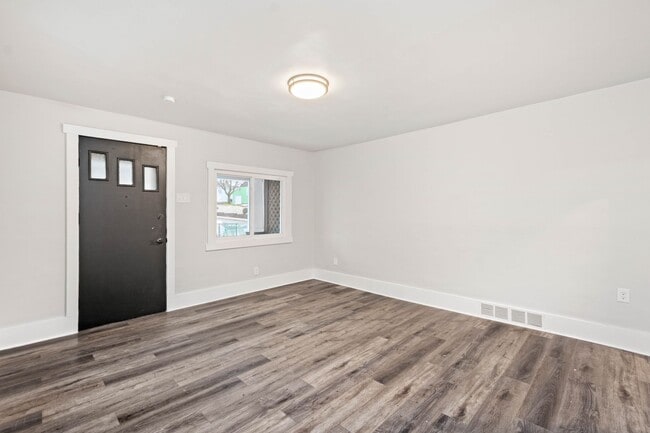 Building Photo - SCORE 50% OFF 1ST MONTH'S RENT IF SIGNED BY DEC 19! Stunning 4 bedroom home in Mt. Washington ava...