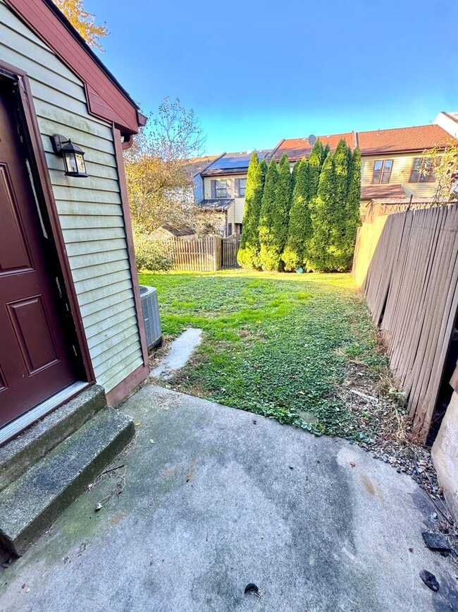 Building Photo - THREE BEDROOM TOWNHOME-PARKLAND SCHOOLS!