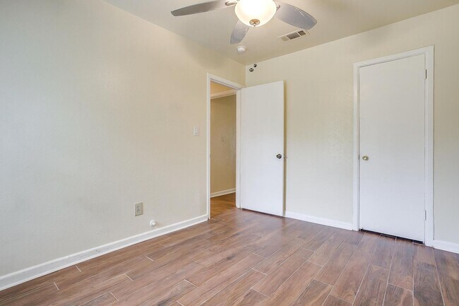 Building Photo - 3537 Half Moon Dr