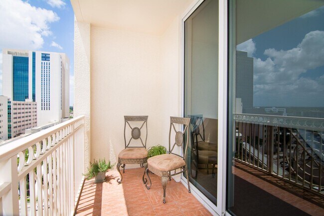 Building Photo - 511 SE 5 Ave