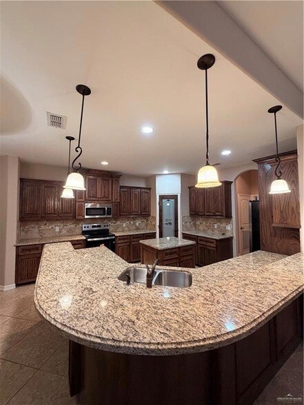 Building Photo - 1501 Granada Cir