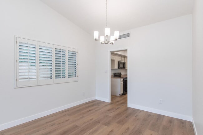 Building Photo - 2607 E Larkspur Dr