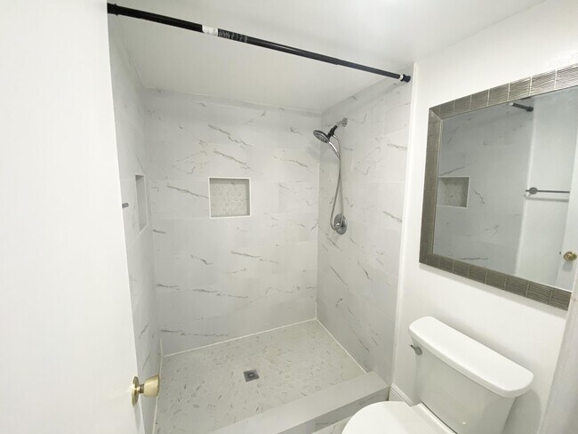 Building Photo - 1100 Boxwood Dr