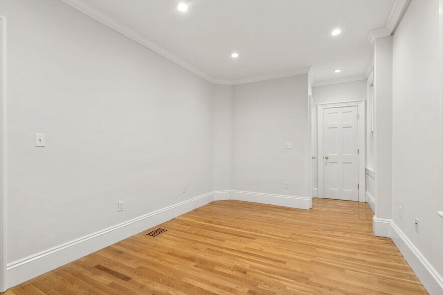 Building Photo - 244 Beacon St