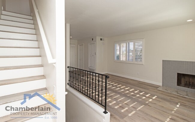 Building Photo - 2 bedroom 1/5 bath in the Village and walk...