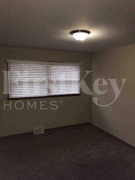 Building Photo - 2027 Vardon Ln