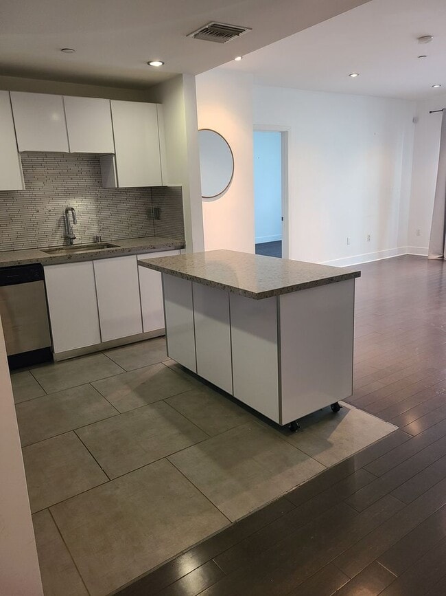 Building Photo - Title Live in the heart of West LA’s most iconic dining destination—Sawtelle