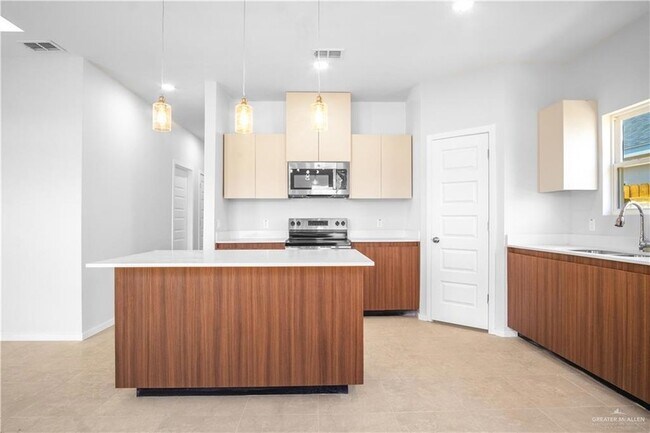 Building Photo - 704 N Alexandrite Ave
