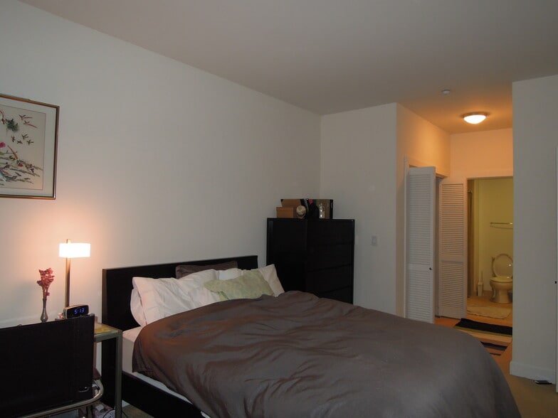 Building Photo - 585 9th St