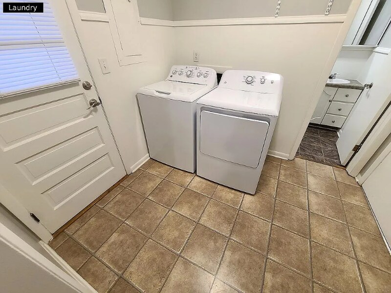 Building Photo - 11 Jan Ave