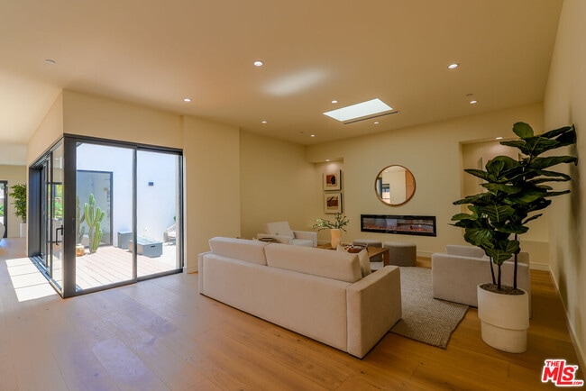 Building Photo - 4936 Coolidge Ave