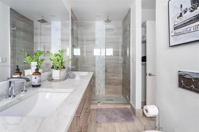 Building Photo - 3 bedroom in Miami FL 33150