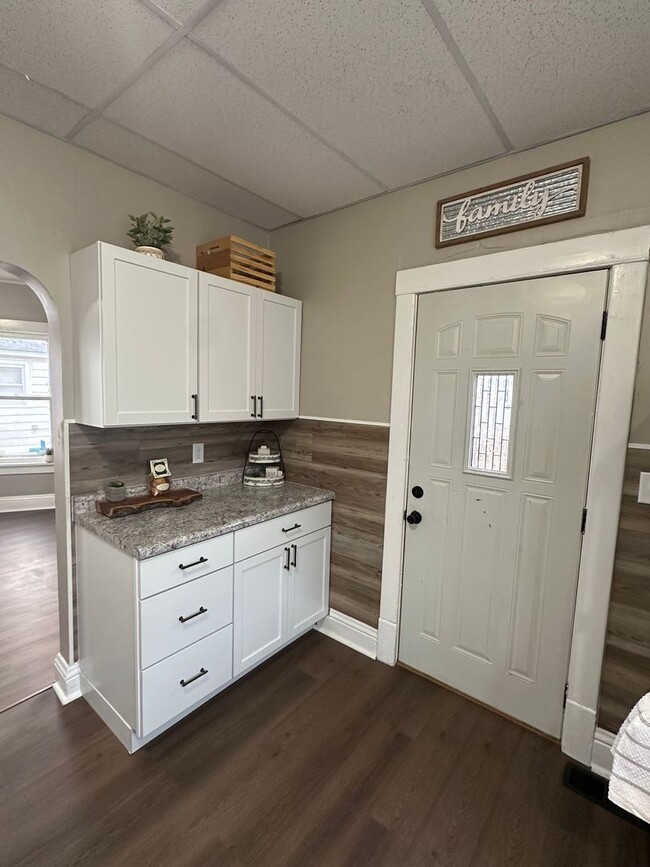 Building Photo - Newly remodeled 3 bed, 1 bath home for ren...