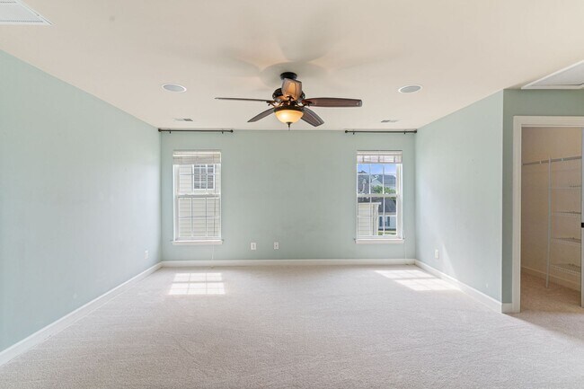 Building Photo - Spacious Home in Port Potomac