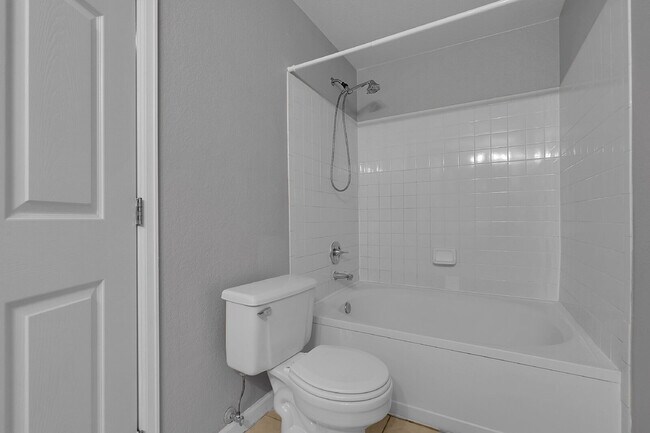 Building Photo - $1,650.00, Spacious 2-bedroom, 1 bath Cond...
