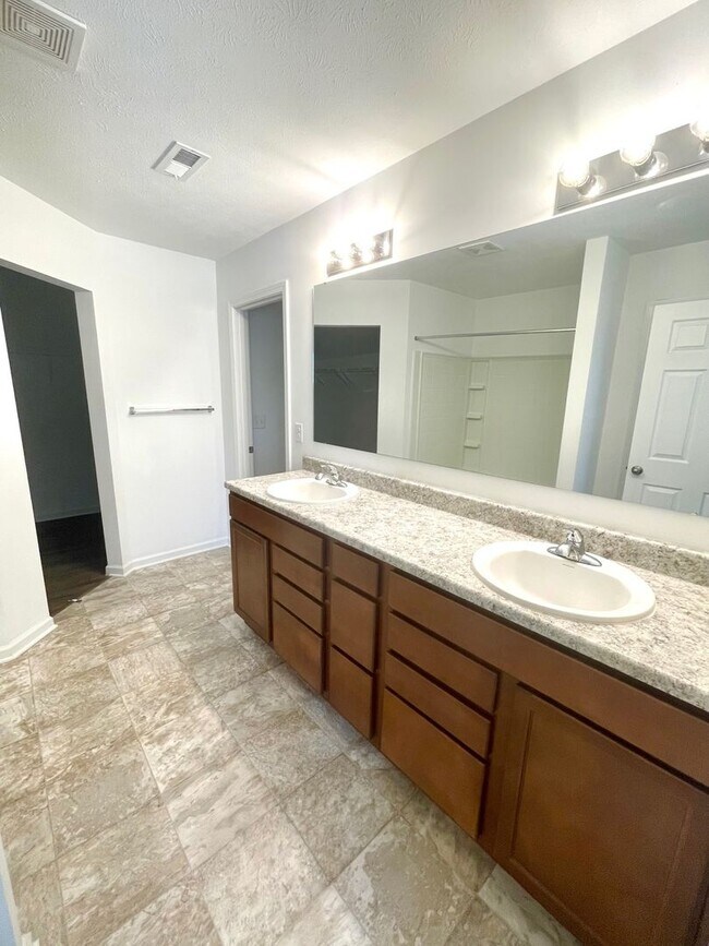 Building Photo - Newer Construction Home!