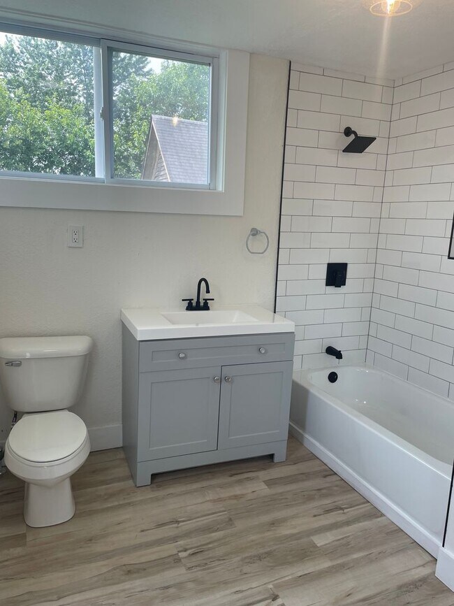 Building Photo - Knoxville 37923 - 3 bedroom, 2 bath home -...