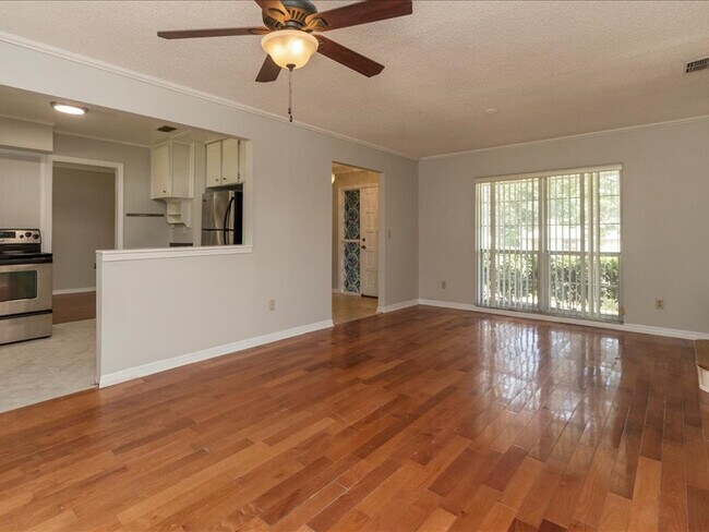 Building Photo - Single Family Pool Home Excellent Location