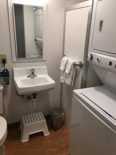 Building Photo - 2318 NE 51st St