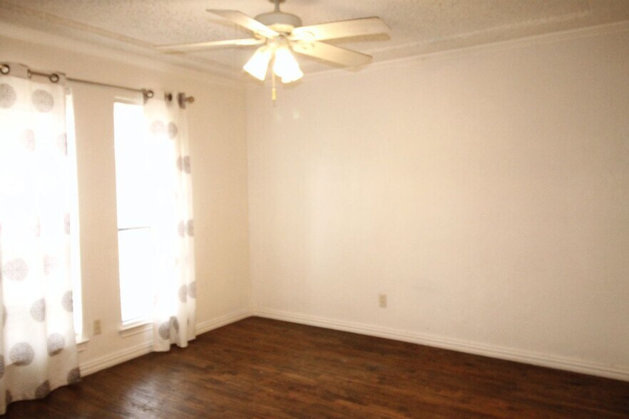 Building Photo - 711 Dickey Dr