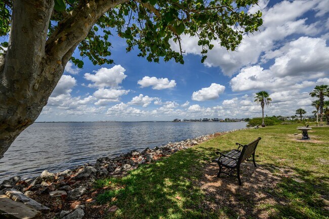 Building Photo - 1477 Park Beach Cir