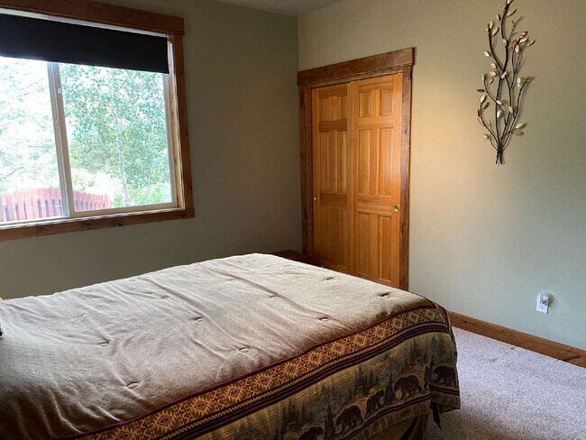 Building Photo - "Spacious 4-Bedroom Retreat with 3 Full Ba...
