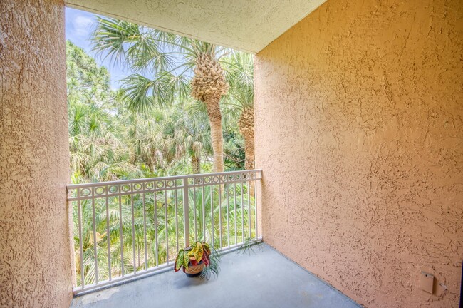 Building Photo - 2206 Myrtlewood Cir E