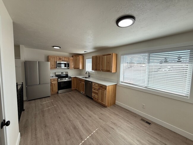 Building Photo - Five Bedroom Home, 2600 sq ft,  West Jordan, $3000/month, Fenced Yard