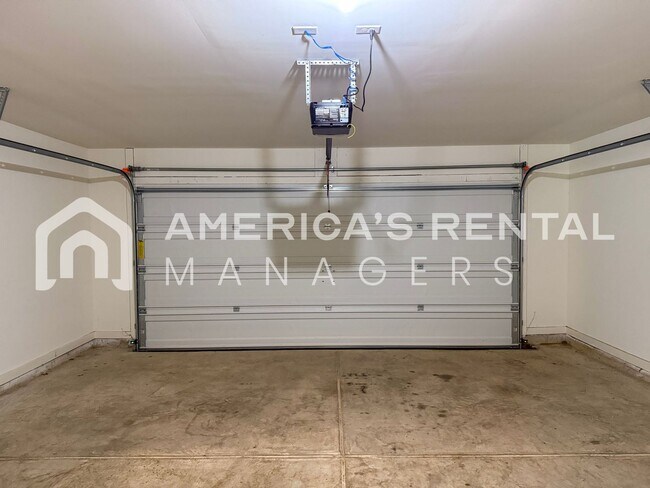Building Photo - Move-in Special! Beautiful 5 Bed, 2 Bath h...