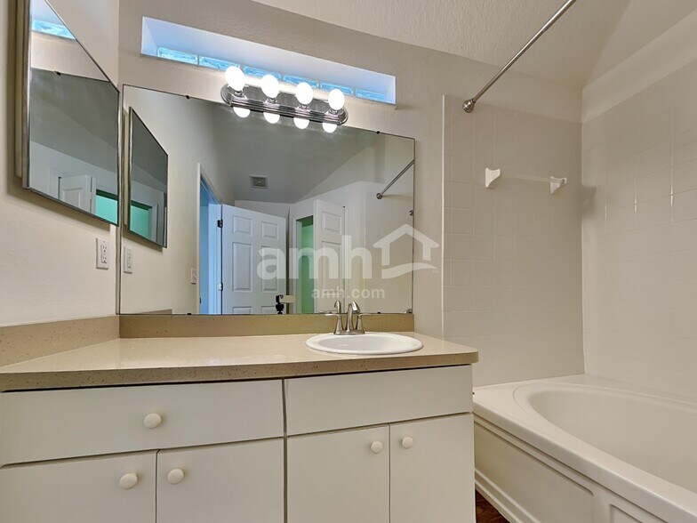 Building Photo - 10231 Lakeside Vista Dr