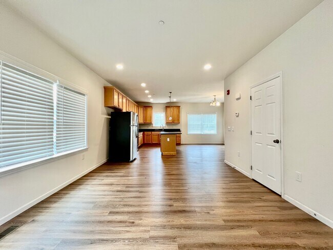 Building Photo - 1002 N Division St