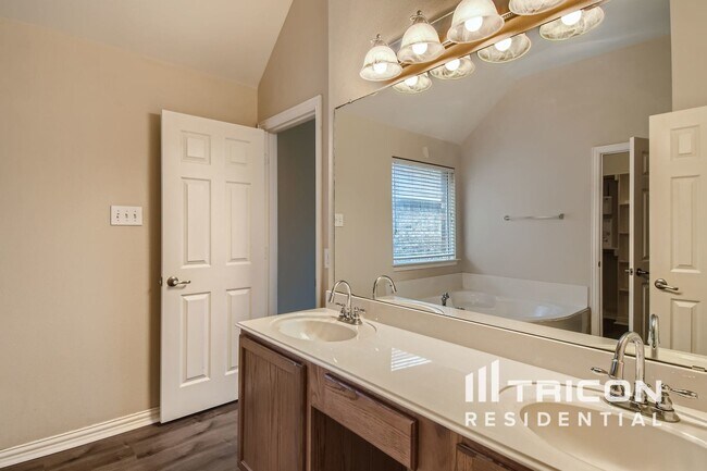 Building Photo - 7814 Longbow Ln