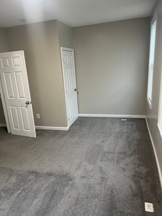Building Photo - 3 Bedroom Home
