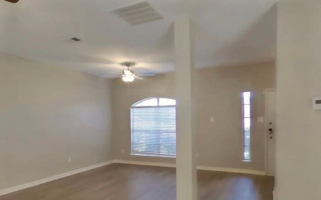 Building Photo - MOVE IN READY