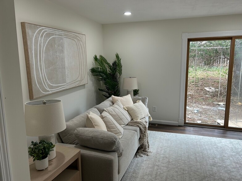 Building Photo - 196 Key Pky