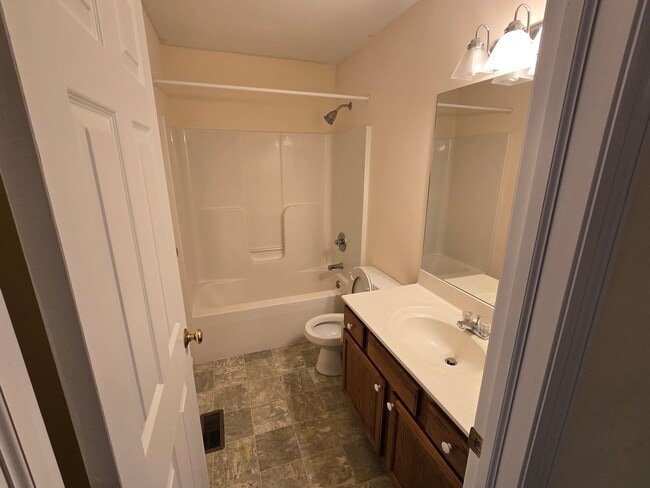 Building Photo - Charming Townhome in Park Forest Village -...