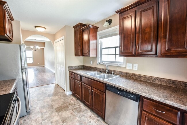 Building Photo - Ranch with Bonus in Fox Crossing!
