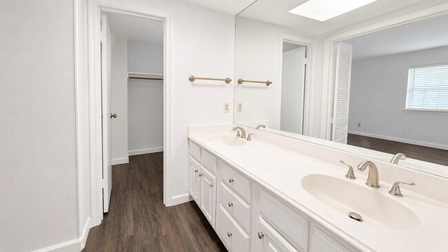 Building Photo - 3111 W Creek Club Dr