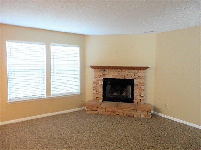 Building Photo - 15080 Fawn Hollow Ln
