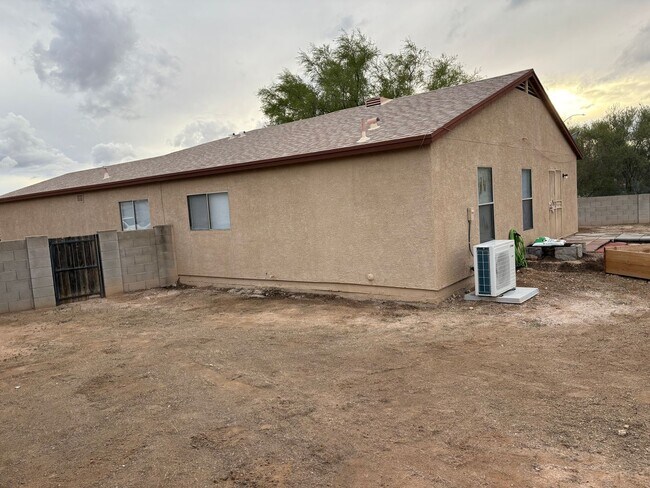 Building Photo - Charming 3 Bedroom 2 Bath Family Home! Must See! Move In Special!!