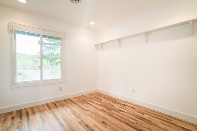 Building Photo - Escape to the Country, Spacious Contemporary in Wilsonville with Shop