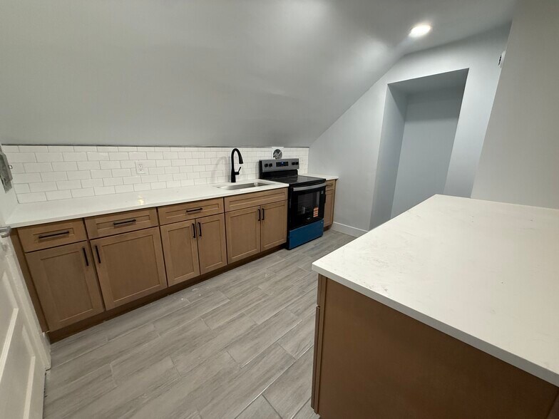 Building Photo - 1367 Burdette Ave