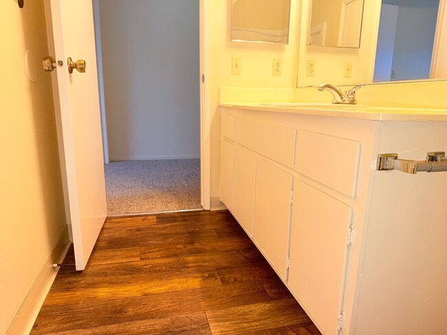 Building Photo - 2 bedroom 1.5 bath 2 story townhome