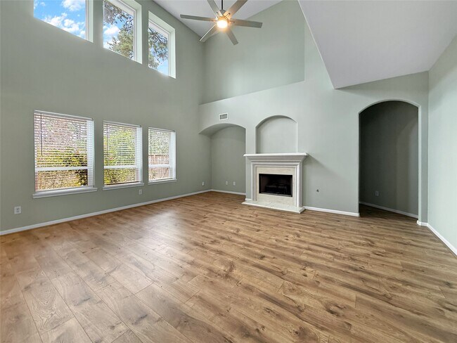 Building Photo - 9222 Memorial Grove Dr